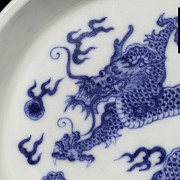 Plato de porcelana con dragón, con marca Kangxi