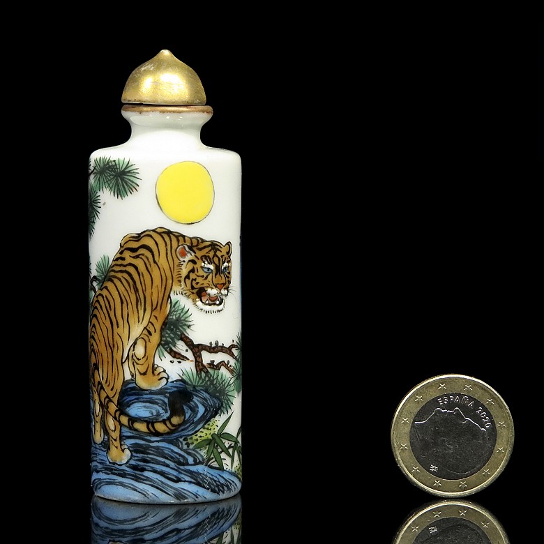 Enameled porcelain snuff bottle, with Yongzheng mark