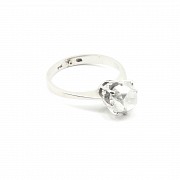 Solitaire in 18k white gold, with an old-cut diamond.