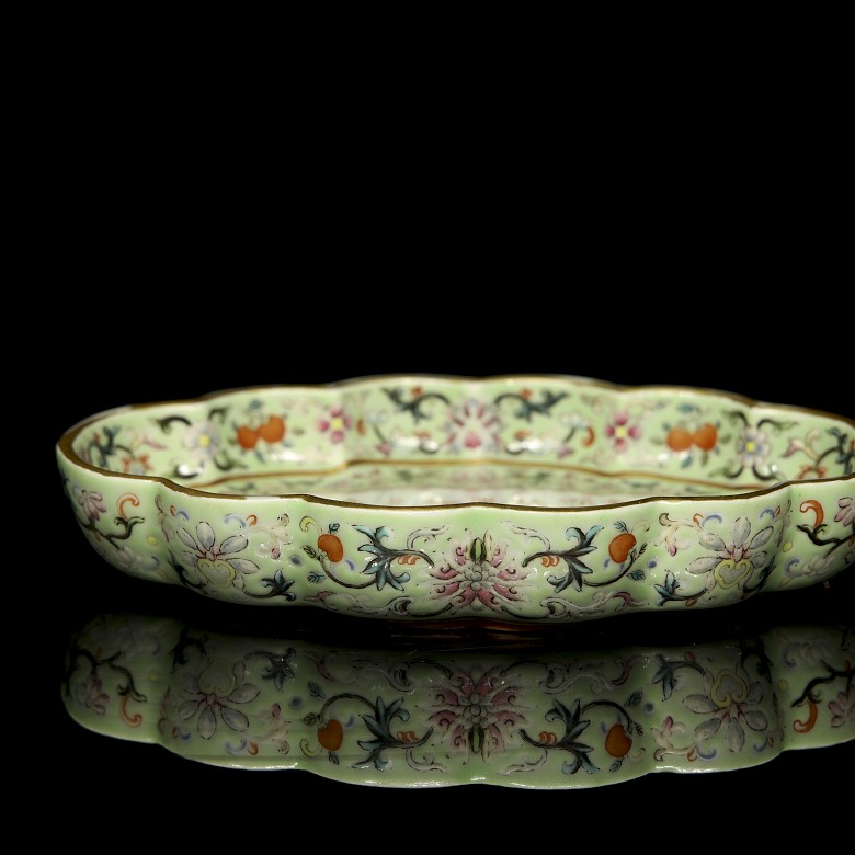 Small foliate porcelain “Poem” foliate tray, Qing dynasty, with Jiaqing mark