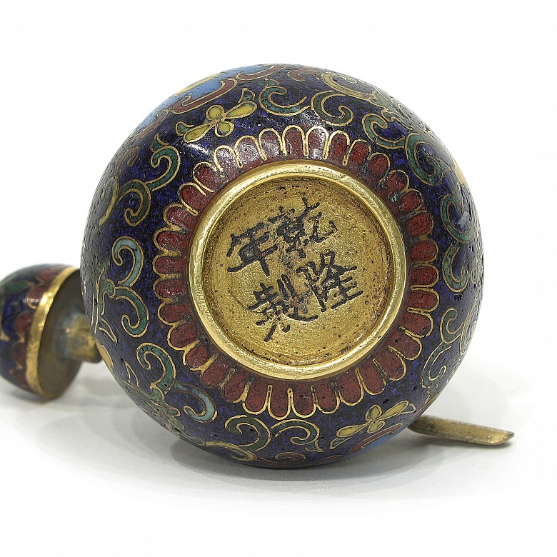 Cloisonne snuff bottle, with Qianlong mark.