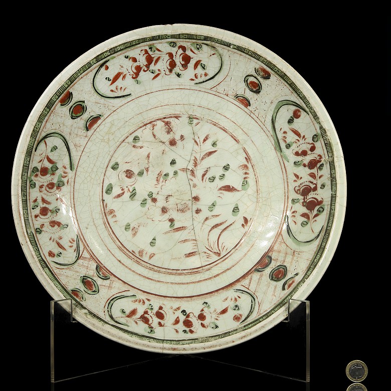 A Swatow enamelled dish, Ming dynasty