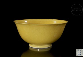 Small yellow-glazed porcelain bowl, Qing dynasty