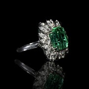 Set of platinum, colombian emerald and brilliant-cut diamonds earrings and ring