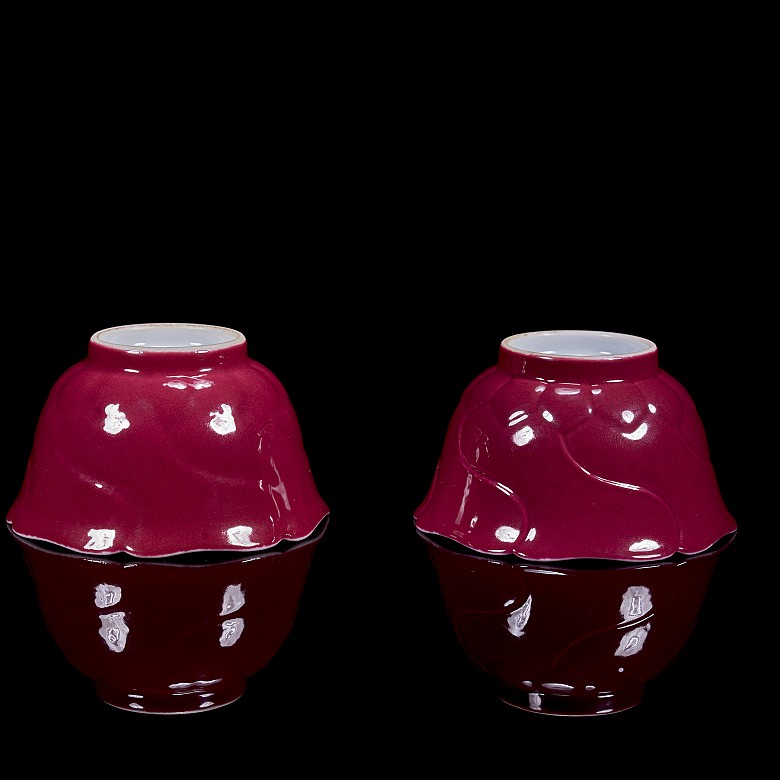 Pair of enamelled porcelain cups ‘Lotuses’, with Yongzheng mark