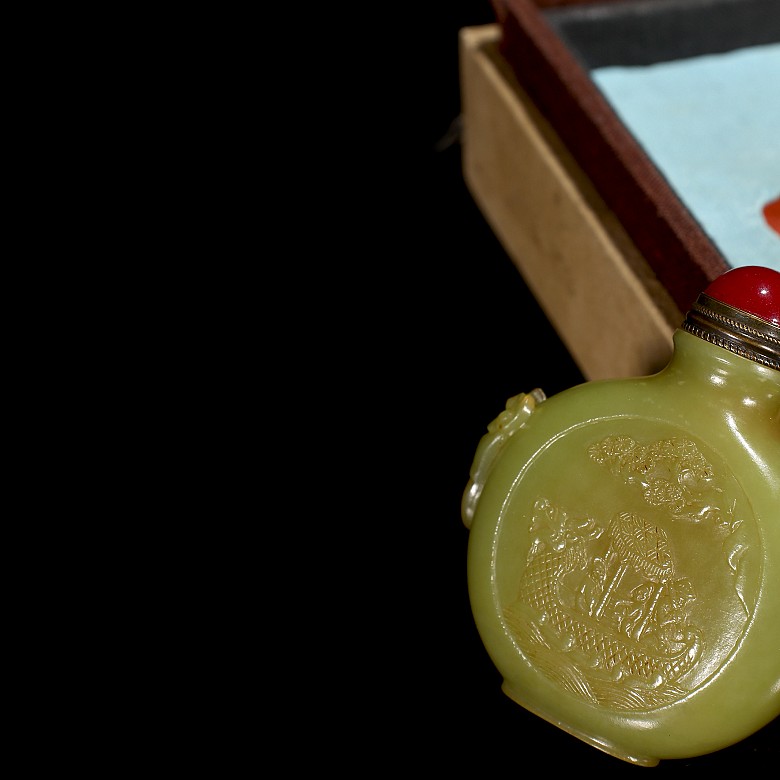 Yellow jade snuff bottle ‘Scene and poem’, Qing dynasty