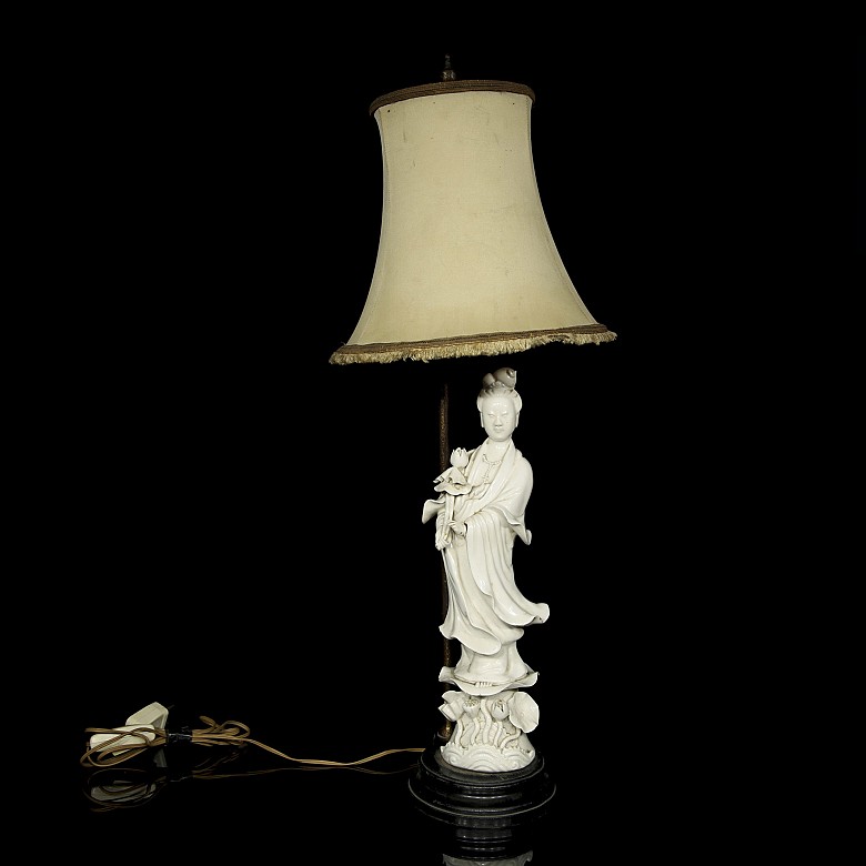 Lamp with porcelain figure 