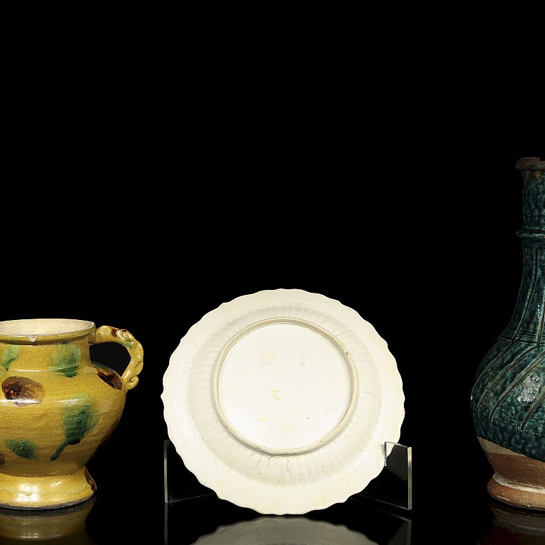 Three pieces of glazed pottery, 20th century