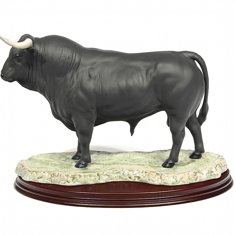 Lladró 'Brave Bull Figure' - 1