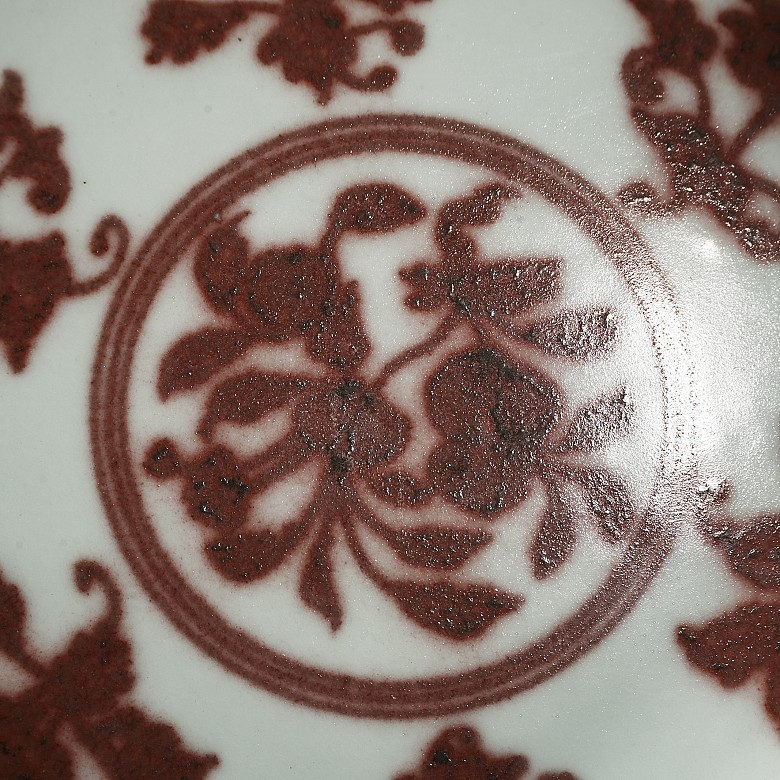 Enamelled porcelain bowl ‘Flowers’, with Xuande mark