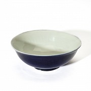 Cuenco de porcelana con vidriado azul zafiro, dinastía Qing