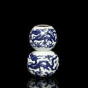 Hulu Porcelain Vase ‘Dragons’, with Ming stamp