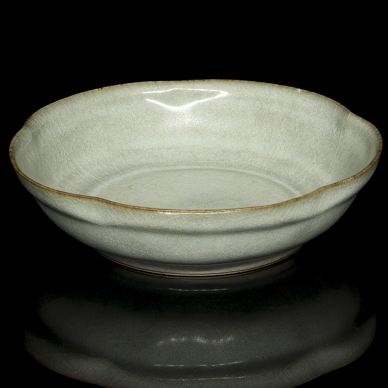 Celadon-glazed ware lobed bowl, Qing dynasty