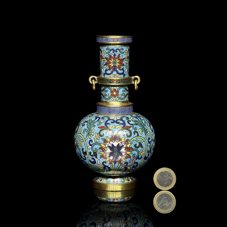 Pequeño jarrón con esmalte cloisonné, dinastía Qing