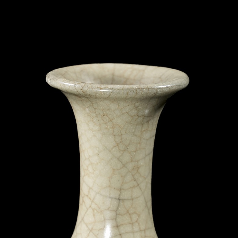 Geyao-glazed ceramic ‘Yuhuchunping’ vase, Song dynasty