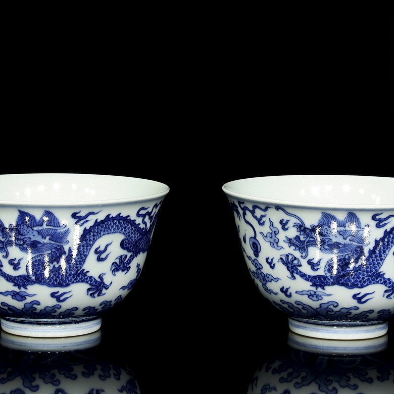 Pair of bowls, blue and white, Qianlong mark