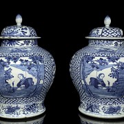 Pareja de tibores de porcelana azul y blanco, Jingdezhen, dinastía Qing