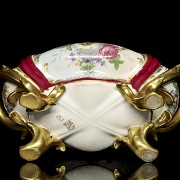 Sopera de porcelana francesa con plato oval, s.XX