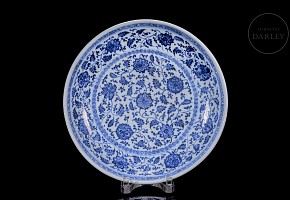 Large blue-and-white glazed ware ‘Flowers’ dish, Qing dynasty