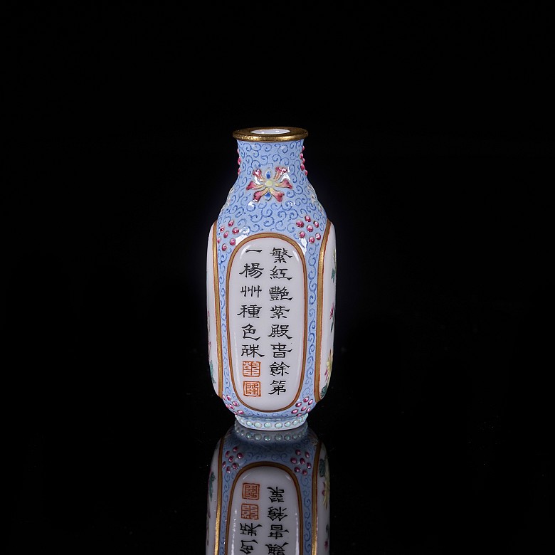 Snuff bottle ‘Chrysanthemums and poem’, Minguo period