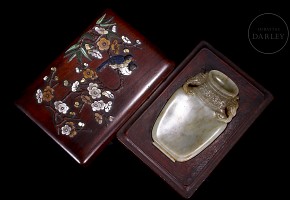 Jade plaque ‘Vase’ with wooden box, Qing dynasty