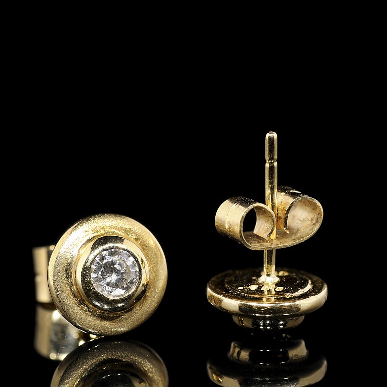 Pendientes dormilona en oro amarillo 18 k con brillante  0,30 ct.