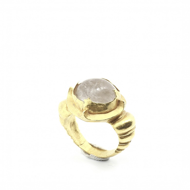 Ring in 22k yellow gold, with translucent quartz.