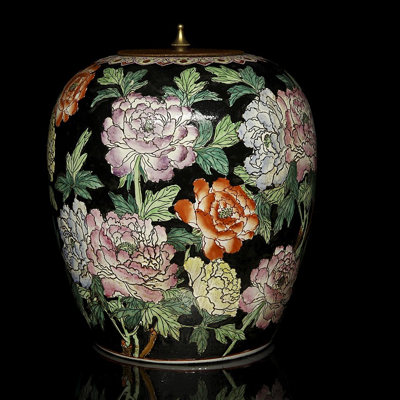 Porcelain tibor with lid “famille noire”, Qing dynasty