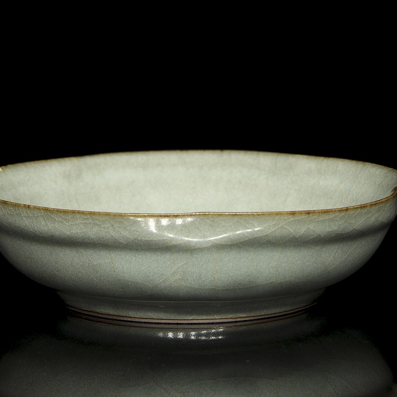 Celadon-glazed ware lobed bowl, Qing dynasty