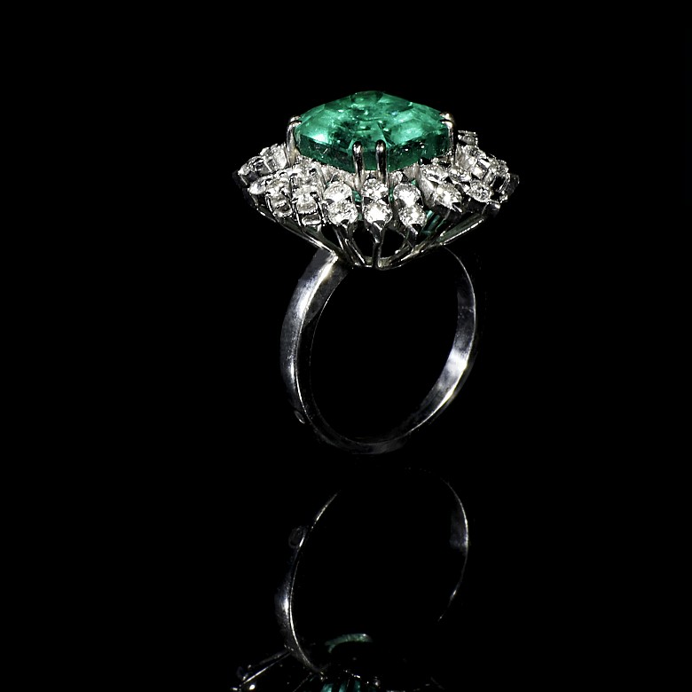 Set of platinum, colombian emerald and brilliant-cut diamonds earrings and ring