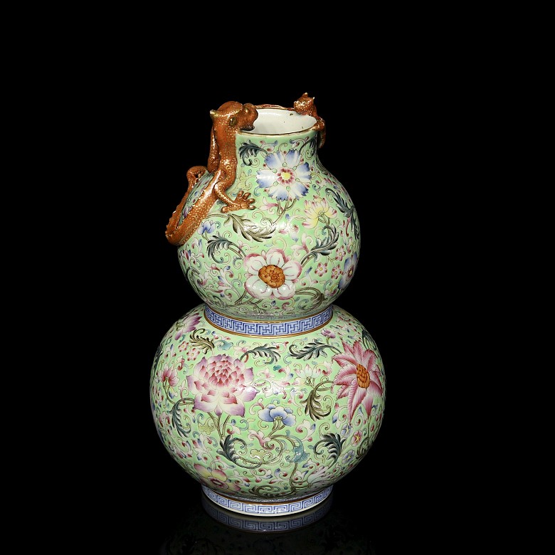 'Hulu' vase in pink family porcelain, with Qianlong seal