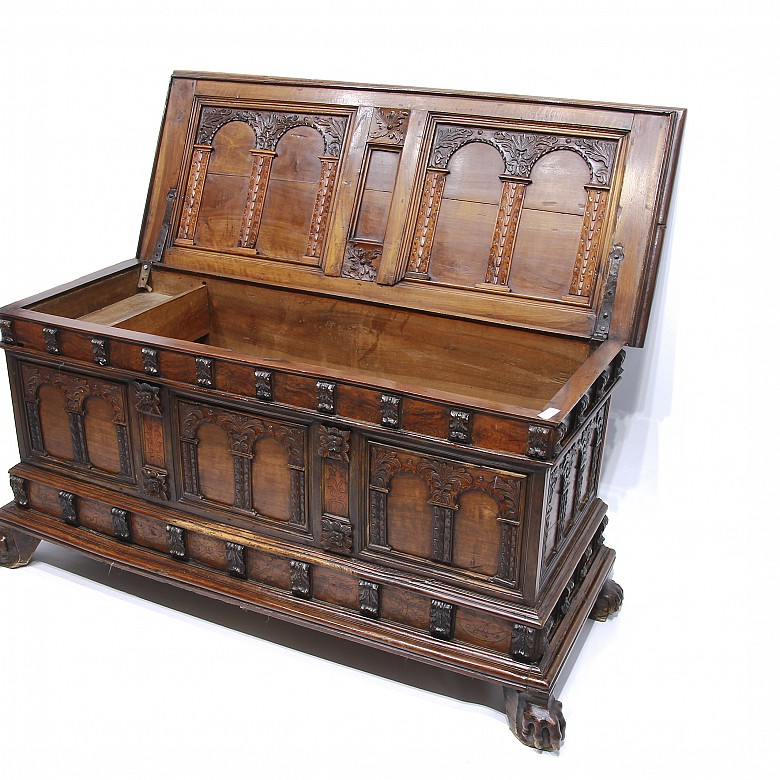 Catalan bridal chest, walnut wood, 17th century