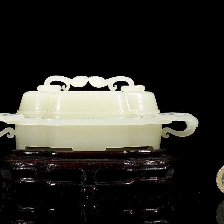 Heitan white jade lidded box, Qing dynasty, with Qianlong seal