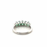 Ring in 18k white gold with emerald and diamonds.