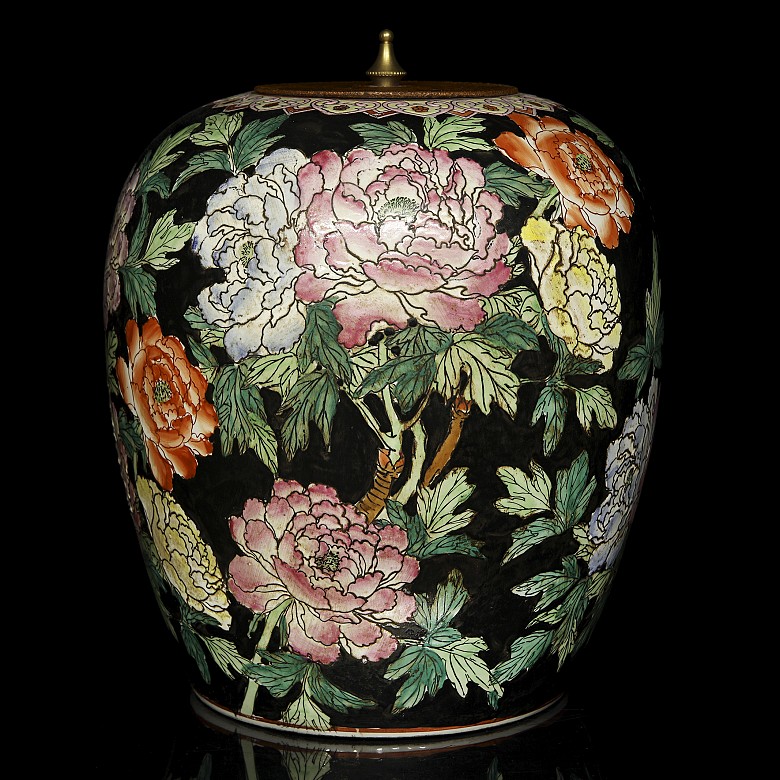 Porcelain tibor with lid “famille noire”, Qing dynasty