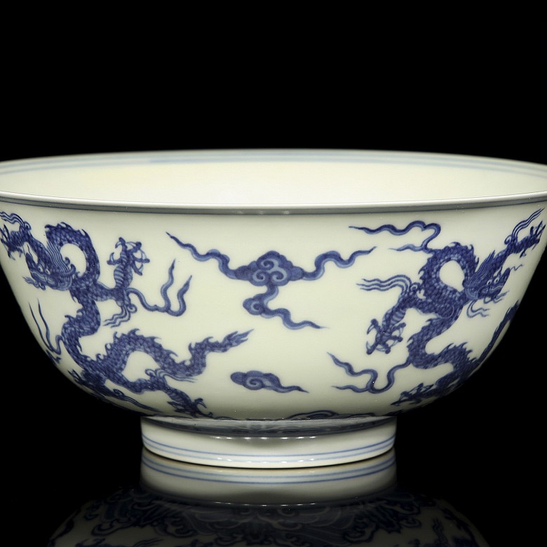 Porcelain dragon bowl, Qing dynasty