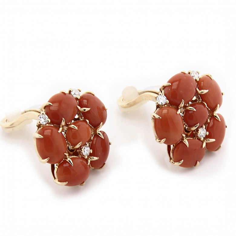 Rosette earrings in 18k gold with coral and diamonds.