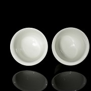 Pareja de tazas de porcelana blanca, con marca Qianlong