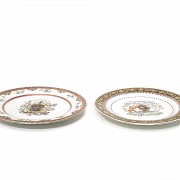 Pareja de platos de porcelana esmaltada, s.XX