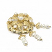 Brooch in 18k yellow gold and pearls