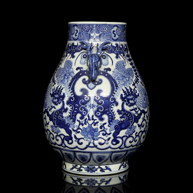 Hu ‘Deer and Dragon’ vase, Qing dynasty