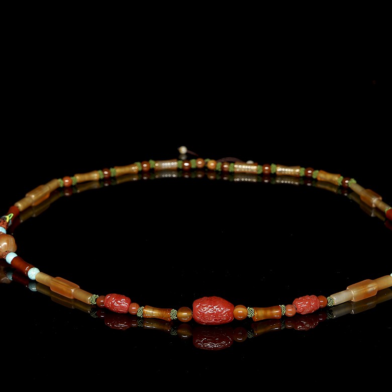 Agate and liuli necklace, Qing dynasty