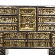 Castilian chest of drawers with bone marquetry