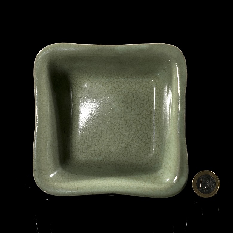 Recipiente de cerámica vidriada celadón, dinastía Qing