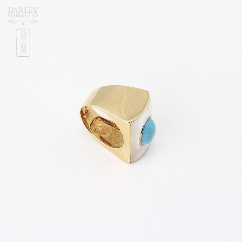 Turquoise and mother of pearl ring in 18k yellow gold.