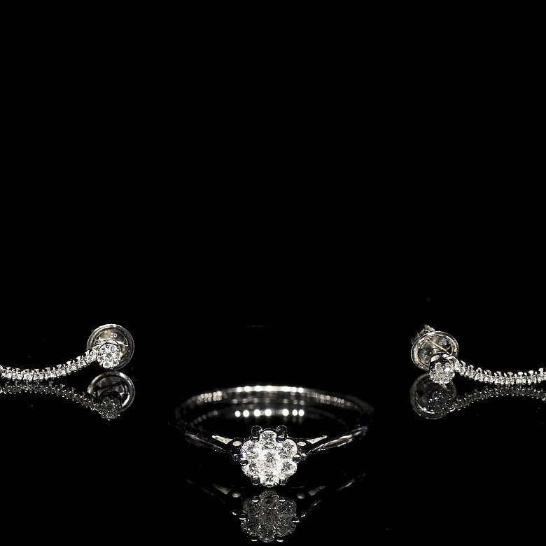 Set of earrings and ring in white gold and diamonds