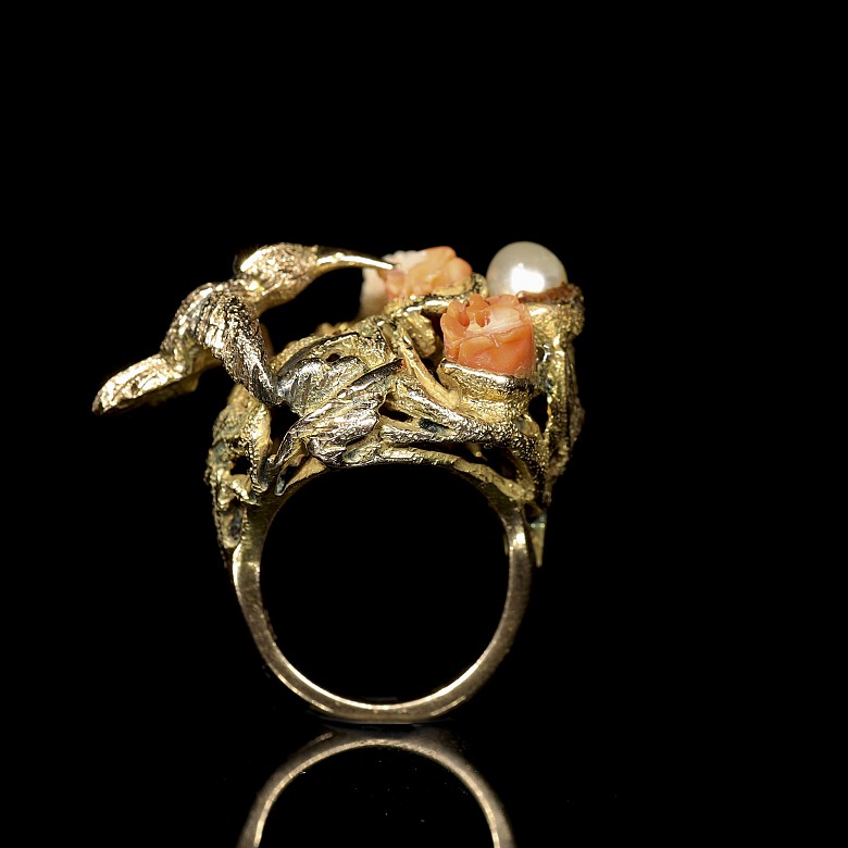 Anillo de oro, perlas y coral 