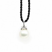 18k white gold necklace with Australian pearl and diamonds