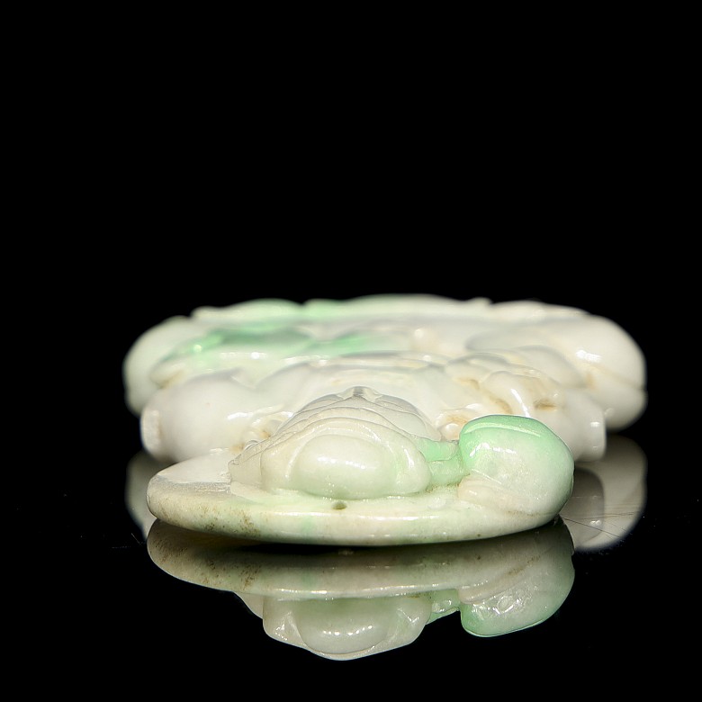 Jadeite pendant ‘Enthroned Guanyin’, Qing dynasty - 3