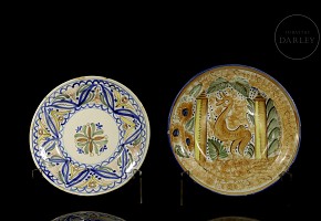 Pair of Manises ceramic dishes, 20th century